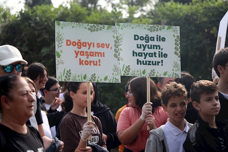 Ellerinde çöpler ve pankartlarla Sapanca Gölü’nden çağrı yaptılar: “Doğanın varlığı tüm canlılar için elzemdir”