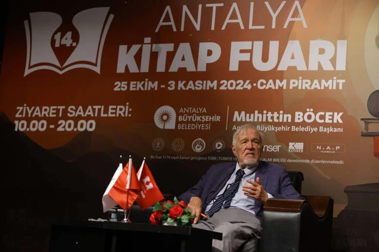 Antalya Kitap Fuarı’nda  İlber Ortaylı’ya büyük ilgi