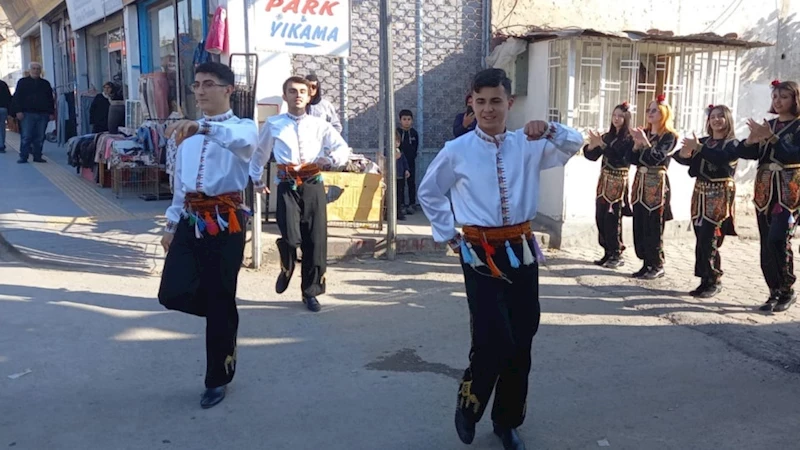 Büyükşehir’in Halk Oyunları Ekibi Derepazarı’nda Görsel Şölen Sundu