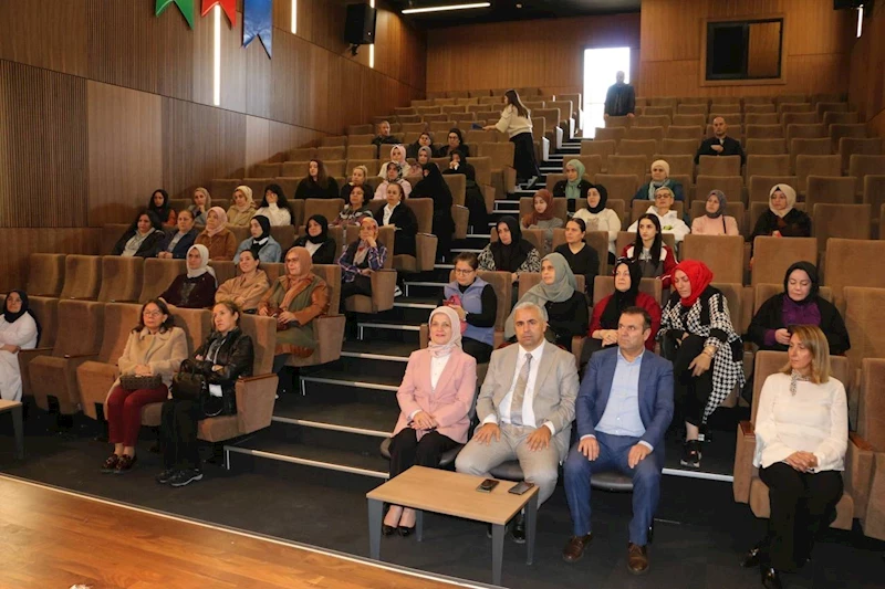 Büyükşehir’in 4 ilçedeki seminerinde ailelere önemli uyarı: “Teknolojiye bağımlı çocuklar gerçek dünyadan kopabilir”