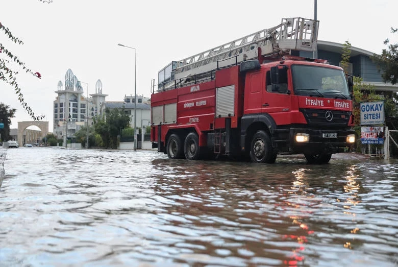 Büyükşehir Aksulu afetzedelerin yanında