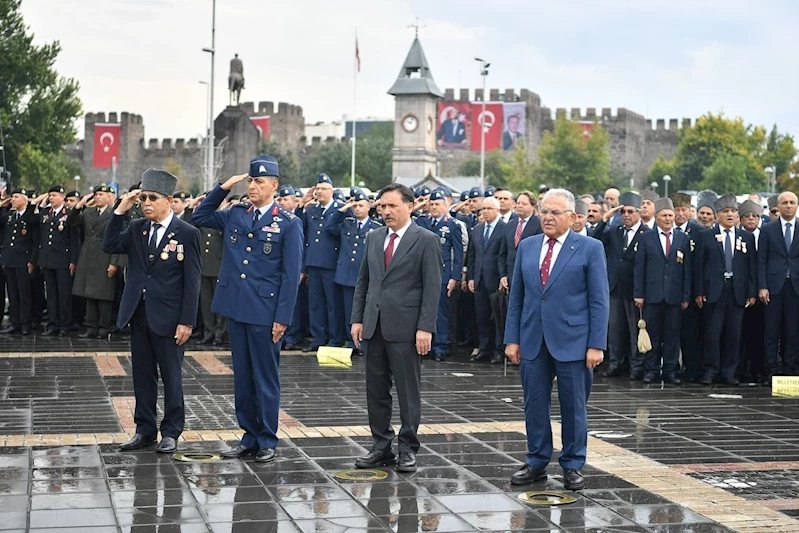 Başkan Büyükkılıç, Kahraman Gaziler ile Bir Araya Geldi, Şehitlikleri Ziyaret Etti