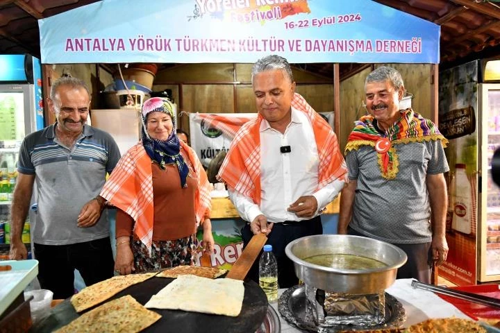 Başkan Uysal, derneklerin stantlarını gezdi